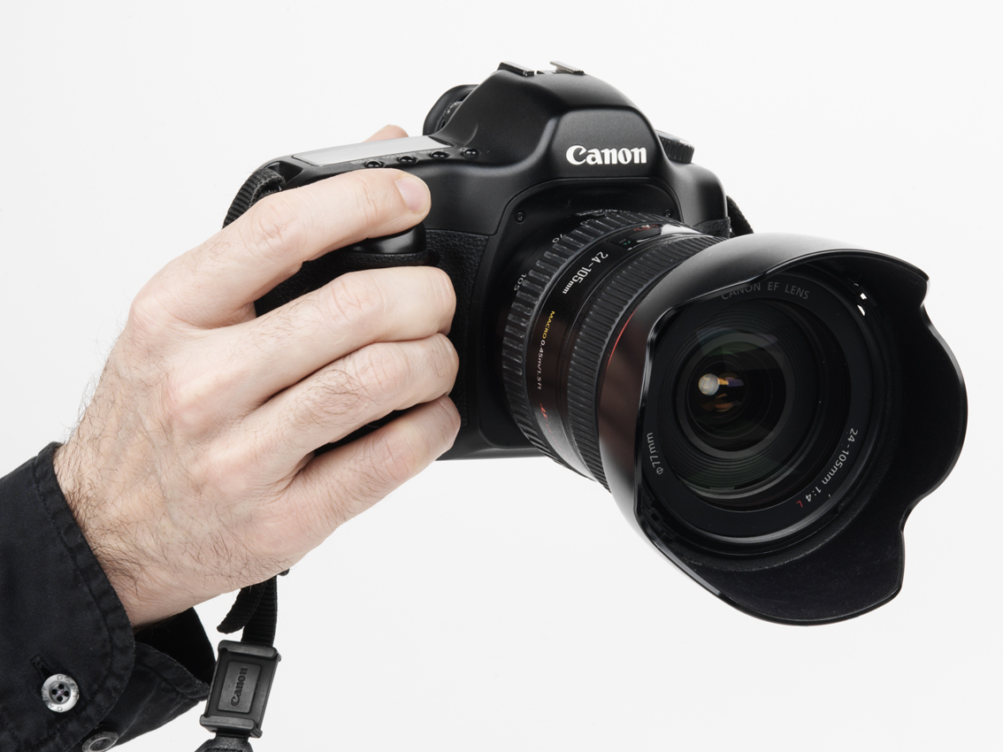 Càmera Canon 5D amb objectiu 24-105mm i parasol ©lafotografica